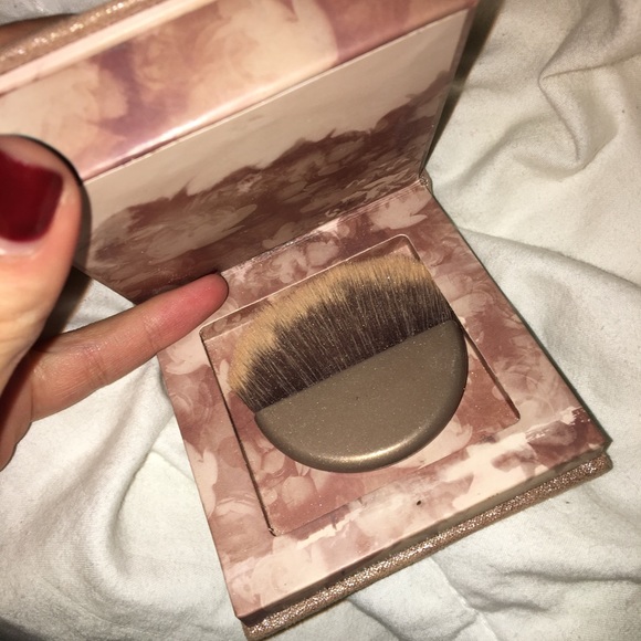 Urban Decay highlighter in the shade Luminous - Picture 3 of 3